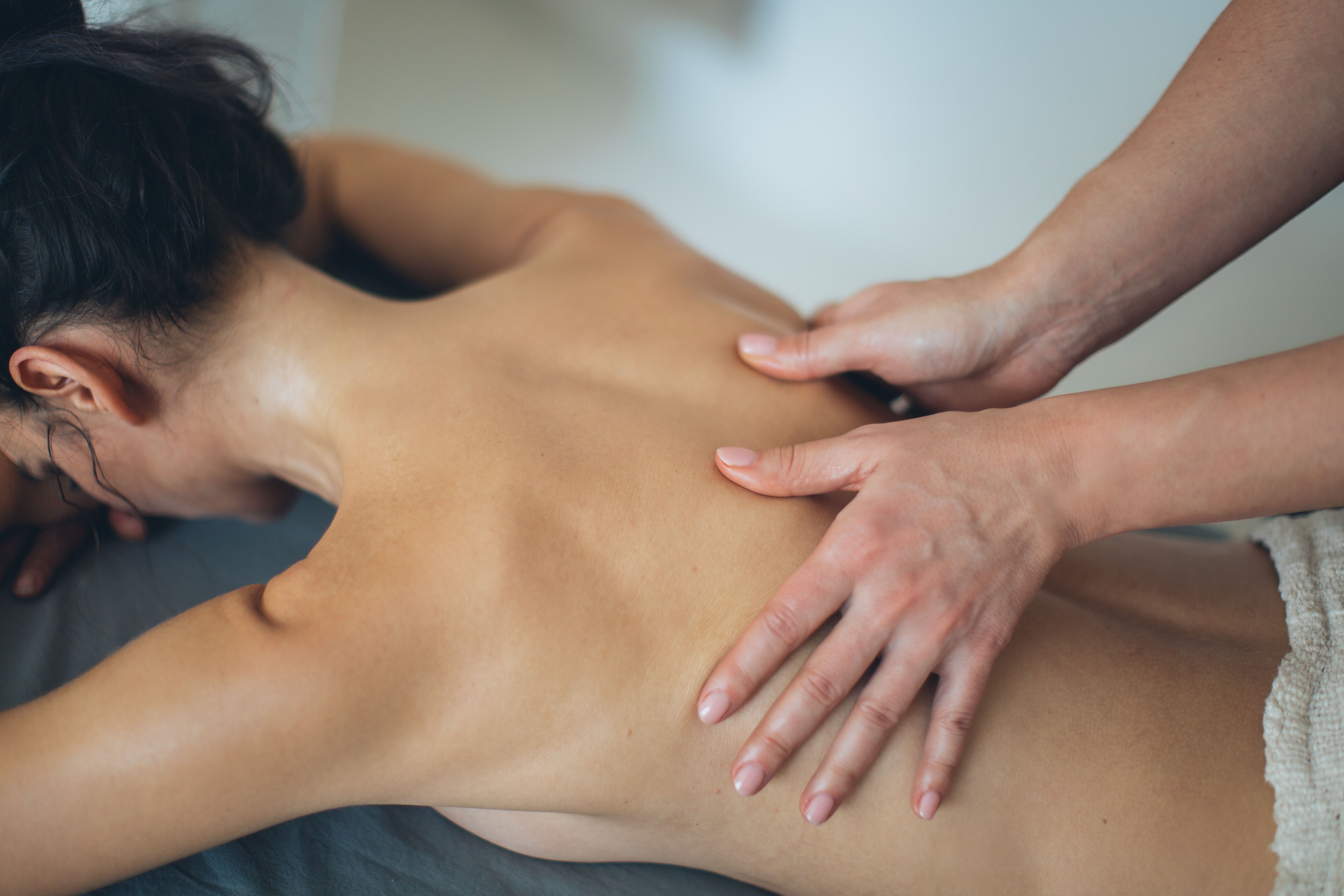 Massage bien-être du dos - Institut Douceur des Sens Saint-Raphaël